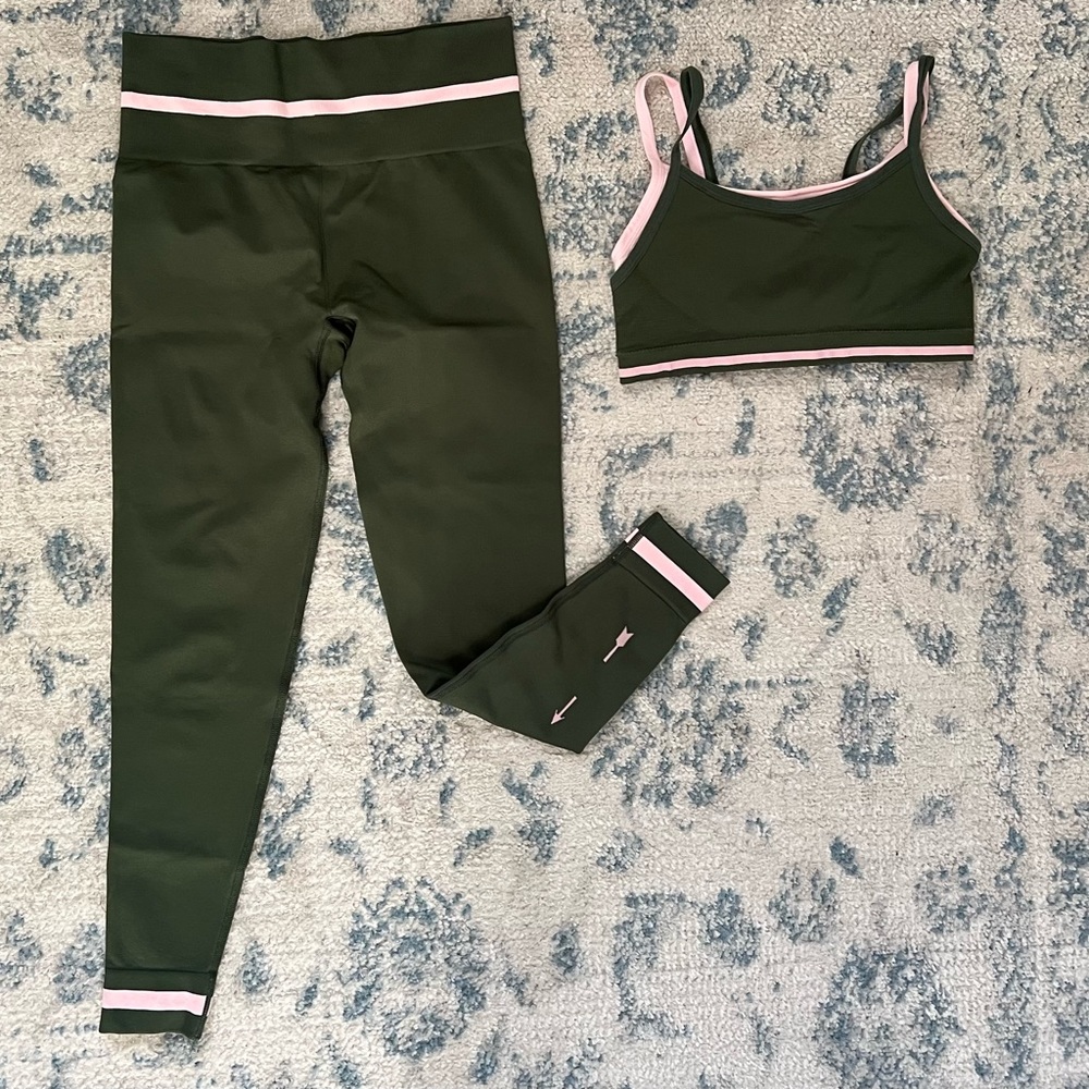 Upside set- M bottom, S top
